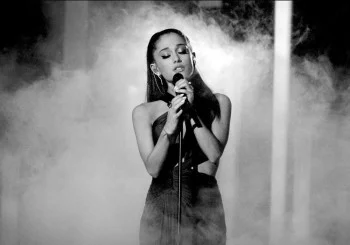 Ariana Grande Singing Wallpa