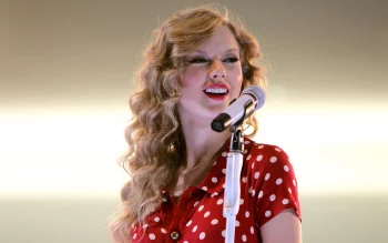 Taylor Swift Smile Pictures