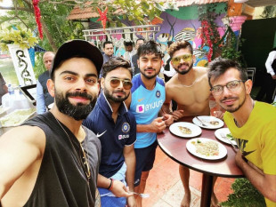 Virat Kohli Selfie with Team